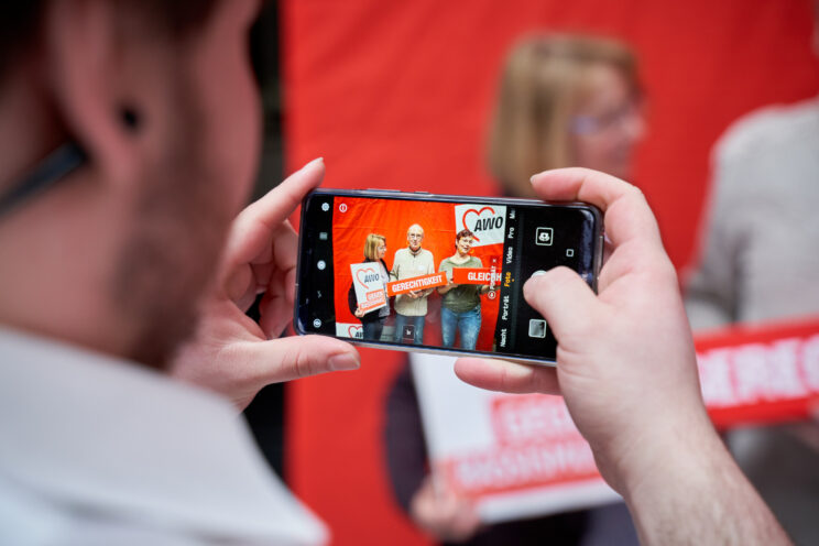 3. Mitgliederforum am 16. März 2019 - Person fotografiert eine Gruppe Menschen