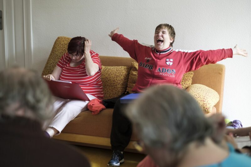 Junge sitzt auf einer Couch