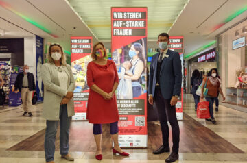 Gruppenbild der zur Ausstellungseröffnung „WIR STEHEN AUF – STARKE FRAUEN“