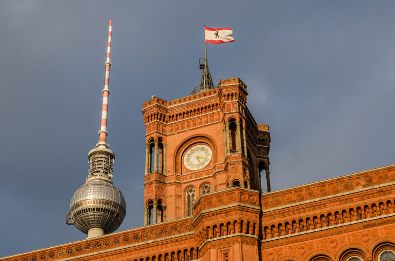 Berlin Rotes Rathaus und Fernsehturm