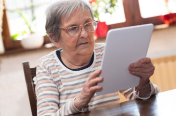 Seniorin bedient Tablet, Digitalisierung
