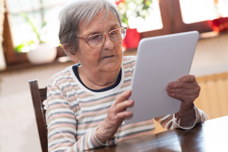 Seniorin bedient Tablet, Digitalisierung