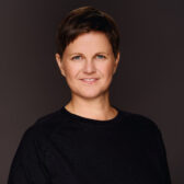 Porträtfoto von Melanie Thoma, Leitung Seniorennetz Berlin.