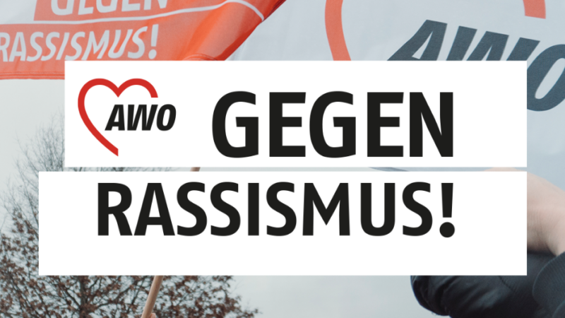 Das Foto zeigt eine Demonstration und im Vordergrund steht der Text: „AWO gegen Rassismus“.