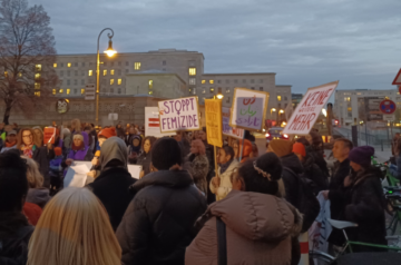 Das Foto zeigt eine Demo gegen Gewalt an Frauen.