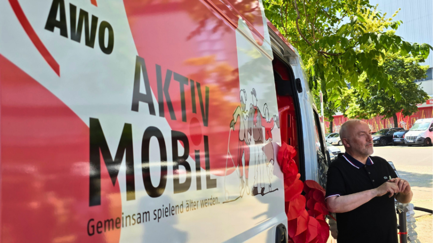 Das AWO AktivMobil beim Eröffnungsevent am Blücherplatz. Im Vordergrund Oliver Bürgel, Landesgeschäftsführer des AWO Landesverbands Berlin, bei der Vorstellung des Projekts.