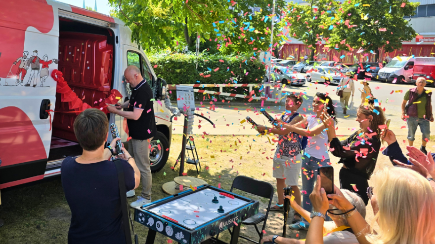 Das AWO AktivMobil beim Eröffnungsevent am Blücherplatz. Im Vordergrund Oliver Bürgel, Landesgeschäftsführer des AWO Landesverbands Berlin, bei der Vorstellung des Projekts.