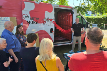Das AWO AktivMobil beim Eröffnungsevent am Blücherplatz. Im Vordergrund Oliver Bürgel, Landesgeschäftsführer des AWO Landesverbands Berlin, bei der Vorstellung des Projekts.