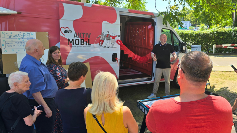 Das AWO AktivMobil beim Eröffnungsevent am Blücherplatz. Im Vordergrund Oliver Bürgel, Landesgeschäftsführer des AWO Landesverbands Berlin, bei der Vorstellung des Projekts.