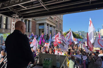Blick von der Bühne auf die Demonstranten