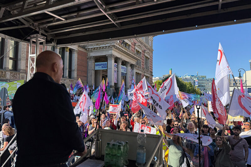 Blick von der Bühne auf die Demonstranten