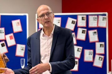 Dirk Arp-Stapelfeldt spricht bei seinem Abschied.