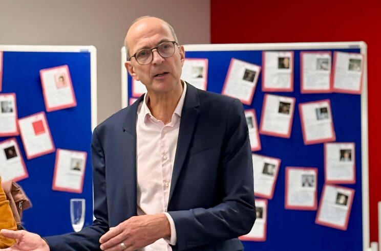 Dirk Arp-Stapelfeldt spricht bei seinem Abschied.