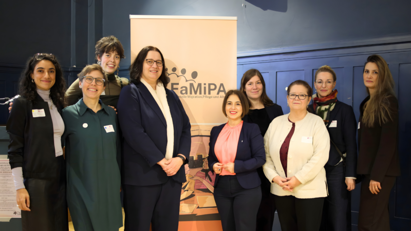 Foto vom Auftakt für die neue Fachstelle Migration, Pflege und Alter mit dem FaMiPA-Team sowie Akteur*innen aus Praxis, Verwaltung, Politik und Wissenschaft.