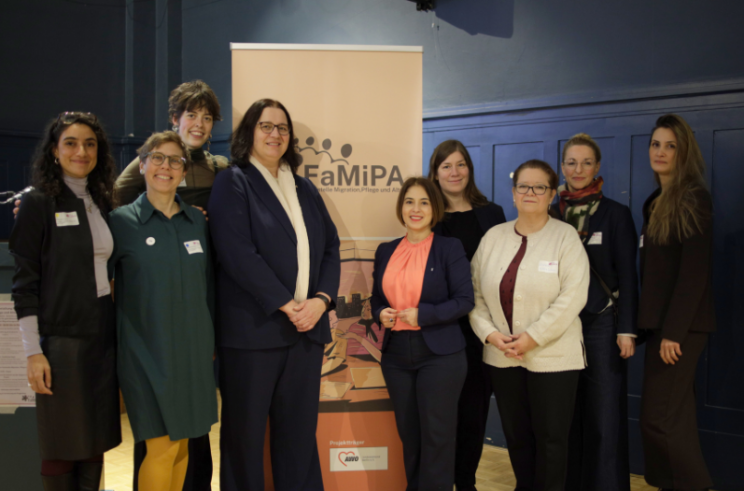 Foto vom Auftakt für die neue Fachstelle Migration, Pflege und Alter mit dem FaMiPA-Team sowie Akteur*innen aus Praxis, Verwaltung, Politik und Wissenschaft.