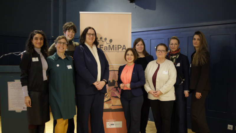 Foto vom Auftakt für die neue Fachstelle Migration, Pflege und Alter mit dem FaMiPA-Team sowie Akteur*innen aus Praxis, Verwaltung, Politik und Wissenschaft.