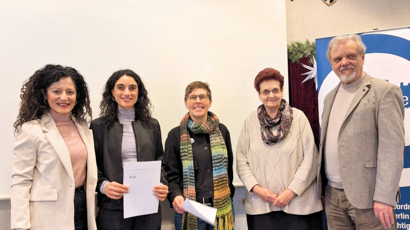 Auf dem Foto von links nach rechts: Cansel Kiziltepe, Senatorin für Arbeit, Soziales, Gleichstellung, Integration, Vielfalt und Antidiskriminierung, Amrit Walia, Referentin der Fachstelle Migration, Pflege und Alter (FaMiPA), Simone Koschewa, Referentin der Fachstelle Migration, Pflege und Alter (FaMiPA), Eveline Lämmer, Vorsitzende des Landesseniorenbeirats, sowie Erwin Bender, Vorsitzender der Landesseniorenvertretungen Berlin.