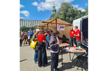 Stand der AWO Berlin bei der Berliner Freiwilligenbörse 2025 mit beratenden Mitarbeitenden und Besucher*innen unter einem Pavillon