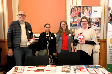 Das Engagement-Team der AWO Berlin steht am Stand der AWO auf der Freiwilligenbörse Berlin 2026.