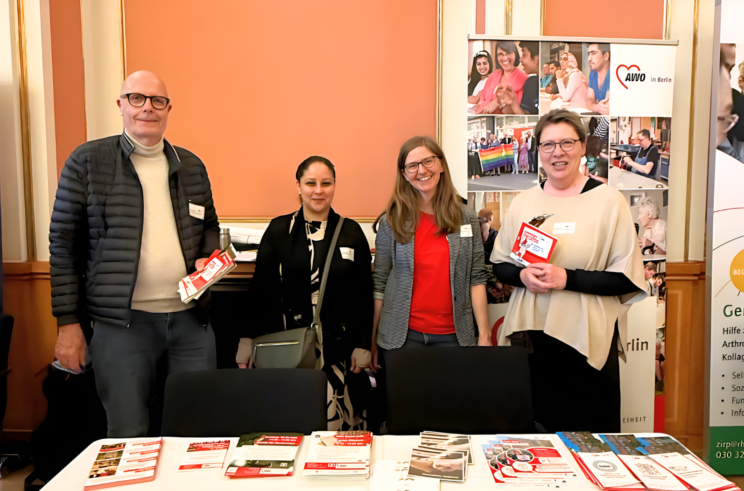 Das Engagement-Team der AWO Berlin steht am Stand der AWO auf der Freiwilligenbörse Berlin 2026.