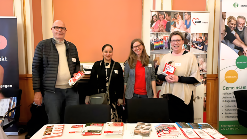 Das Engagement-Team der AWO Berlin steht am Stand der AWO auf der Freiwilligenbörse Berlin 2026.